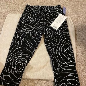 Lululemon winder under 1/2 tight size 6
